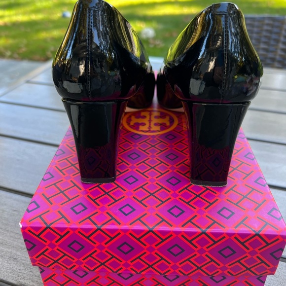 Tory Burch Raleigh 70MM Pump. Black Patent Leather. Gold Medallion. Size 7.5 EUC - Picture 4 of 9